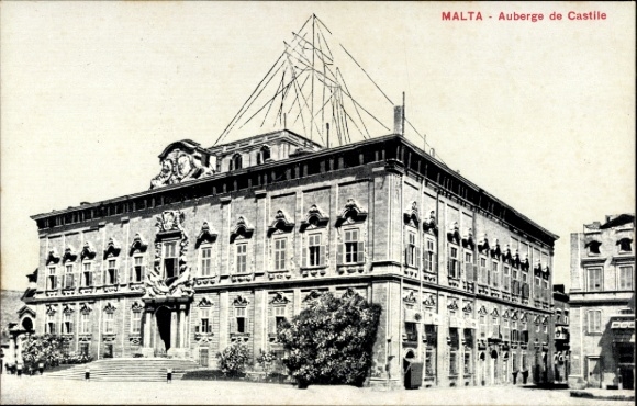 Ak Valletta Malta, MALTA, Auberge de Castile, Gebäude mit Statue, keine Personen, keine Hakenkreu