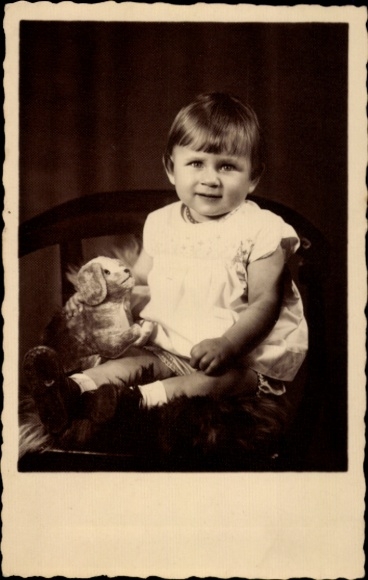 Foto Ak Kind mit Stofftier, Porträt