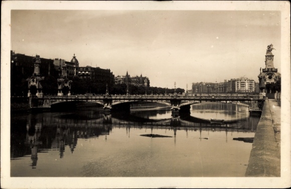 Ak Donostia San Sebastian Baskenland, Brücke, Wasser, Stadtansicht,  Puente de Maria Cristina