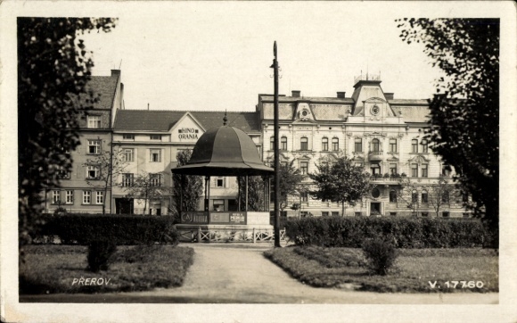 Ak Přerov Prerau Region Olmütz,  von  Pavillon im Park, Gebäude im Hintergrund