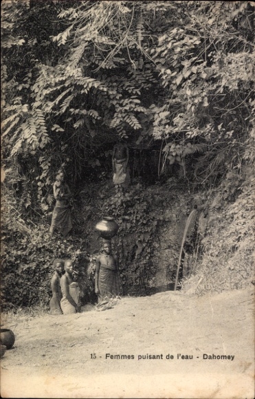 Ak Dahomey Benin, Frauen, die Wasser schöpfen,  Schwarz-Weiß-Fotografie
