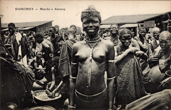 Ak Abomey Dahomey Benin, Marche, barbusige Afrikanerin mit Schmucknarben