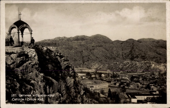 Ak Цетиње Cetinje Montenegro, Aussicht auf  Orlov Krš, Berge, Stadtansicht, Schwarz-Weiß