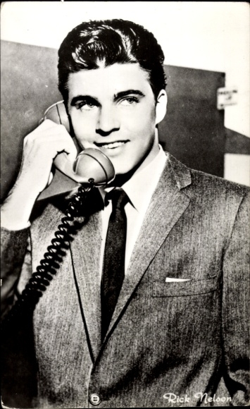 Ak Schauspieler und Musiker Rick Nelson, Portrait am Telefon