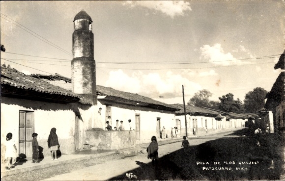 Ak Pátzcuaro Mexiko, Pila de los Guajes,  Mich., Straße mit Häusern, Menschen