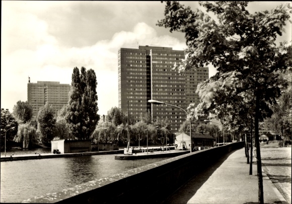 Ak Berlin Mitte, Hochhäuser am Fischerkietz, Schleuse