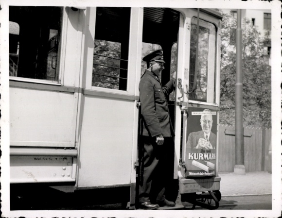 Foto Straßenbahn mit Reklametafel, Kurmark Zigaretten, 1939