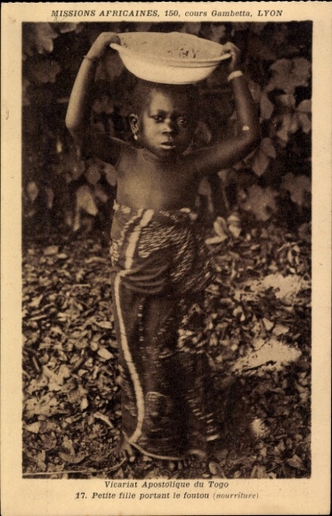 Ak Kpalimé Togo, Junge Mädchen mit Foutou,  Missions Africaines, Lyon