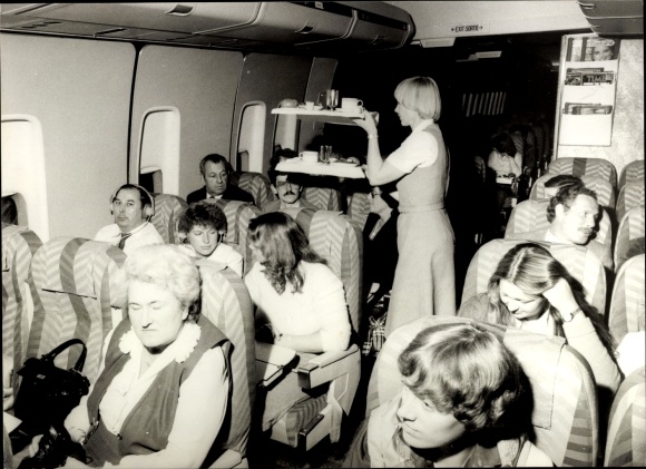 Foto Passagierflugzeug, Innenansicht, Flugbegleiterin