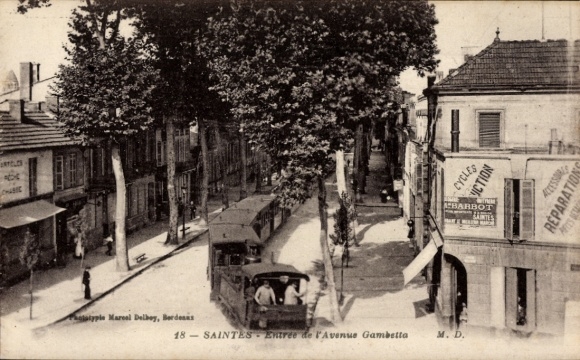 Ak Saintes Charente-Maritime, Straße mit Straßenbahn, Bäume, Geschäfte, Werbung, Saintes