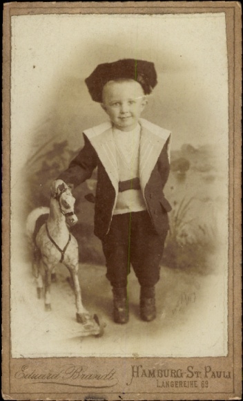 CdV Hamburg St. Pauli, Kind mit Spielzeug, Porträt