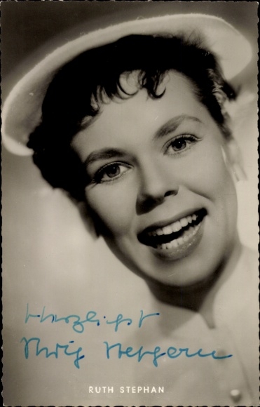 Ak Schauspielerin Ruth Stephan, Portrait, Autogramm, Kopfbedeckung ...