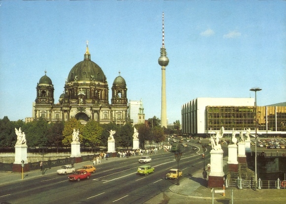 Ak Berlin Mitte, Marx Engels Brücke mit Dom und Palast der Republik, Fernsehturm
