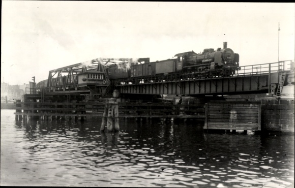 Foto Ak Fotograf Carl Bellingrodt, Deutsche Eisenbahn, Dampflokomotive, Brücke