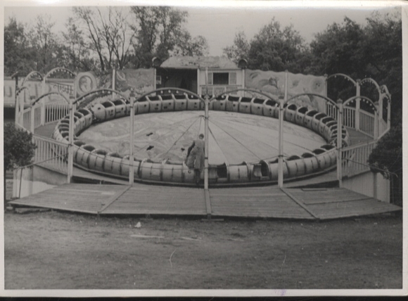 Original Foto Berlin Treptow, Vergnügungspark, Karussell, um 1947