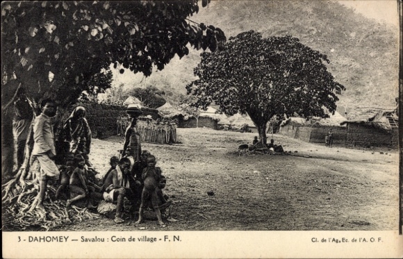 Ak Dahomey Benin, Dorfansicht in  Bäume, Menschen, traditionelle Hütten