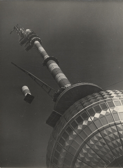 Original Foto Hans-Joachim Spremberg, Endmontage des Antennenträgers am Fernsehturm Berlin, 1968