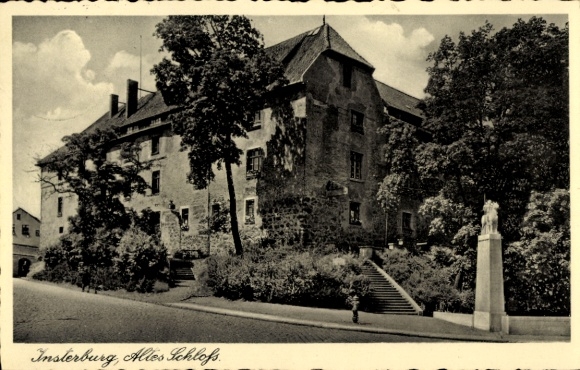 Ak Tschernjachowsk Insterburg Ostpreußen,  Alles Schloss, Statue, Bäume, Straße