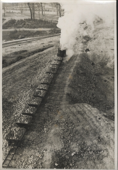 Original Foto Berlin Friedrichshain, Enttrümmerung, Bunkerberg im Volkspark, um 1946, ca. 12x17 cm