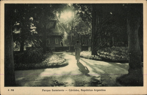Ak Córdoba Argentinien, Frau im Park, Bäume, Weg, Schatten, Parque Sarmiento, Córdoba