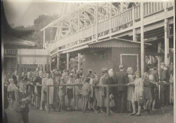 Original Foto Berlin Treptow, Vergnügungspark, Besucherschlange am Karussell, um 1947