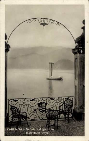 Ak Varenna Lombardia,  Blick vom Garten, Hotel Royal, Segelboot auf dem Wasser