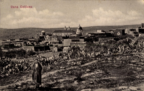 Ak Cana Kana Galiläa Israel, Landschaft mit Frau, Gebäude im Hintergrund, Cana Galilaea
