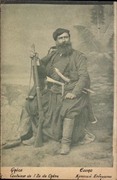 Ak Griechenland, bewaffneter Mann der Insel Kreta in Tracht