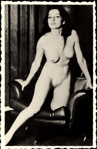 Foto Frauenakt, auf einem Sessel kniend