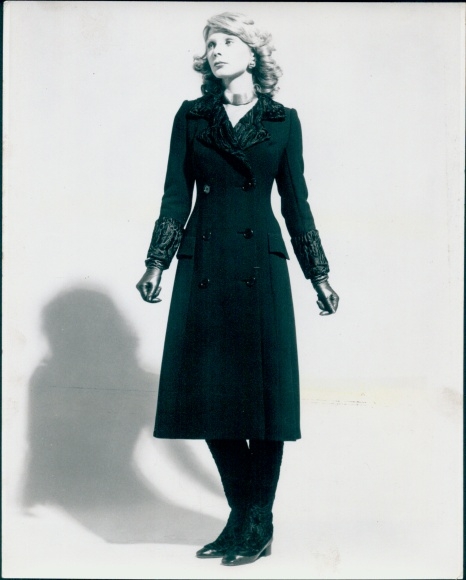 Foto Mode, Balmain, Swakara Fashion 1971/72, Mantel, Kragen und Manschetten aus Breitschwanz