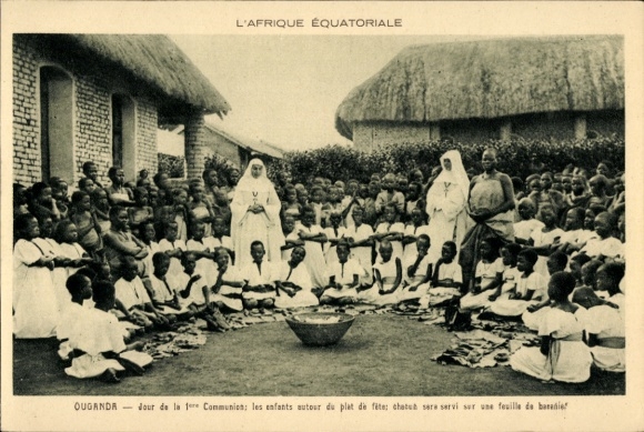 Ak Ouganda Uganda, Jour de la 1ère Communion, les enfants autour du plat de fête
