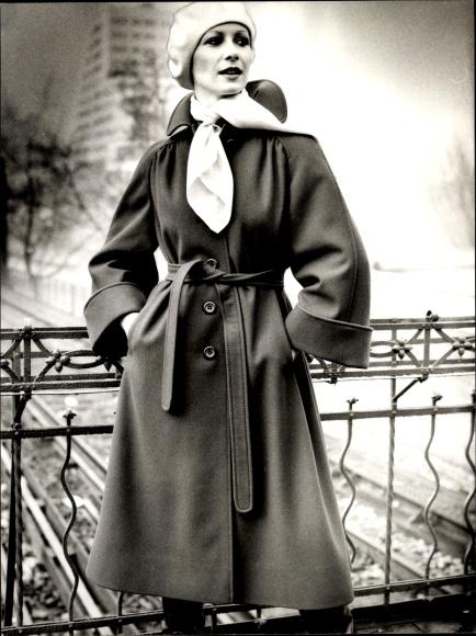 Foto Mode, Mantel m. Bindegürtel, Mütze, Halstuch, Kollektion Herbst Winter 76/76, Horst Mandel & Co