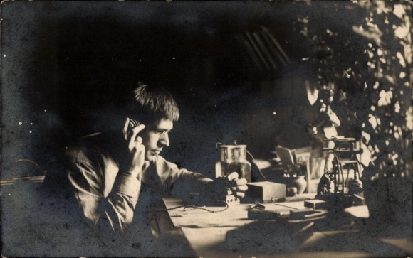 Foto Ak Kommunikationstechnik, Mann am Tisch