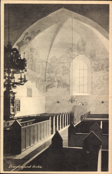 Ak Dronninglund Dänemark, Innenansicht der Dronninglund Kirche, Kirchenbänke, Fenster, Wandmalere