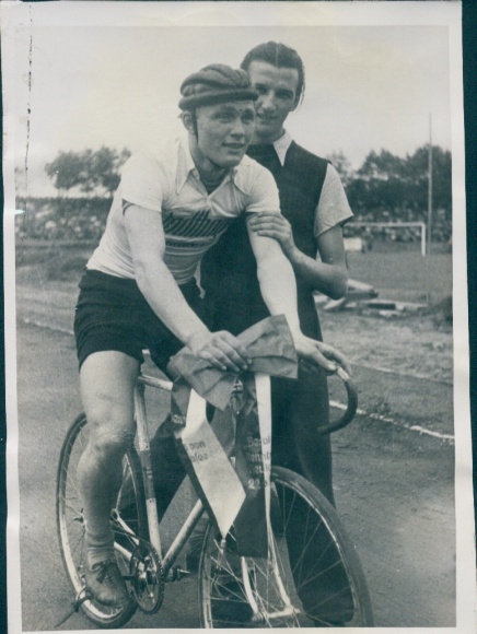 Foto Radrennfahrer auf dem Rennrad, Portrait