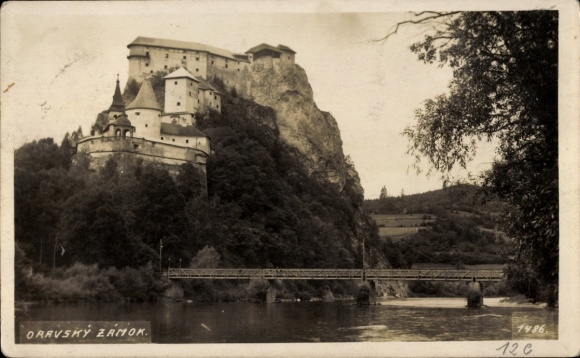 Ak Oravský Podzámok Unterschloss Arwa Árvaváralja Slowakei,  Fluss, Brücke, Schwarz-Weiß-Foto
