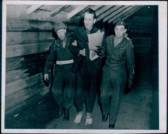 Foto Nürnberger Prozess 1945, Ernst Kaltenbrunner mit Sanitätssoldaten, Weg ins Gerichtsgefängnis