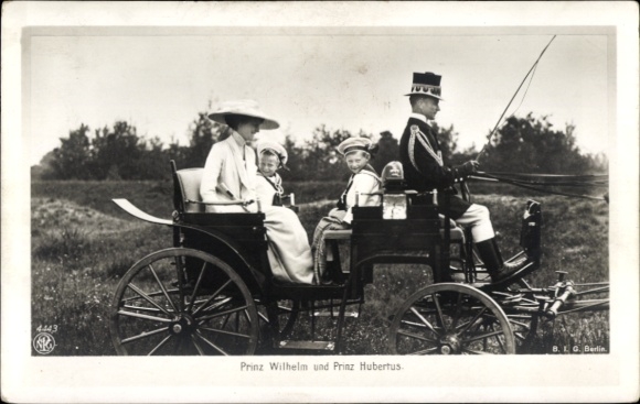 Ak Prinzen Wilhelm und Hubertus von Preußen in einer Kutsche