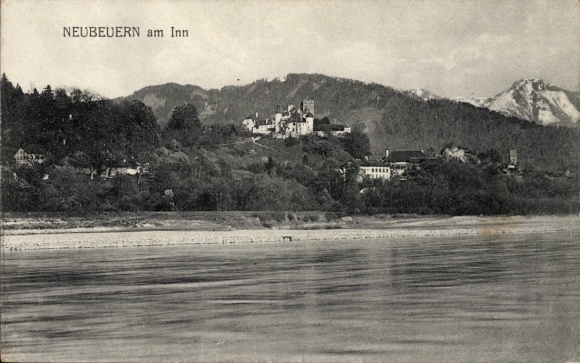 Ak Neubeuern in Oberbayern, NEUBEUERN am Inn, Flusslandschaft, Berge im Hintergrund