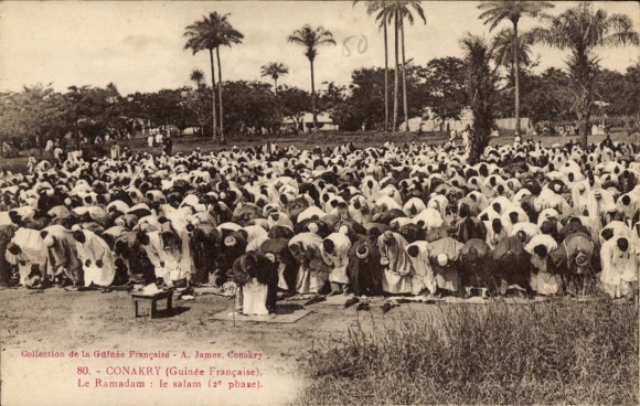 Ak Conakry Guinea, Moslems Beim Gebet im Ramadan