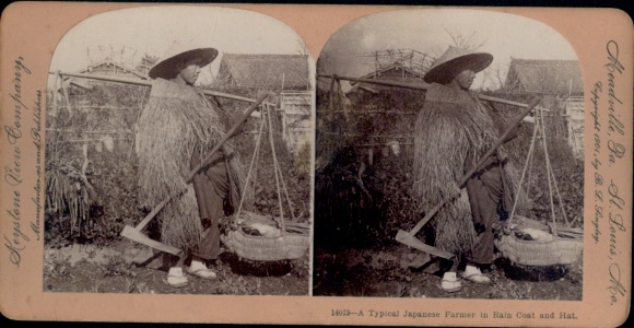 Stereo Foto Japan, Japanischer Bauer in Regenmantel, Hut, Sense