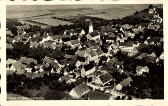 Ak Tomerdingen Dornstadt in Württemberg, Luftaufnahme von  viele Dächer, Kirche im Zentrum