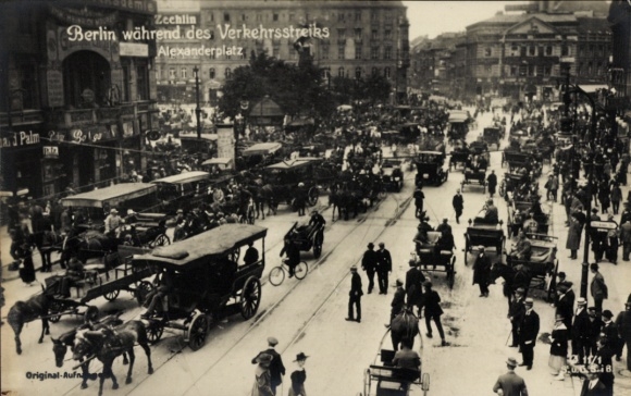 Ak Berlin Mitte, Alexanderplatz während des Verkehrsstreiks 1919, Passanten, Kutschen
