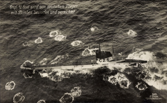 Ak Englisches U-Boot wird von deutschem Flieger mit Bomben beworfen und vernichtet, C 25, I. WK
