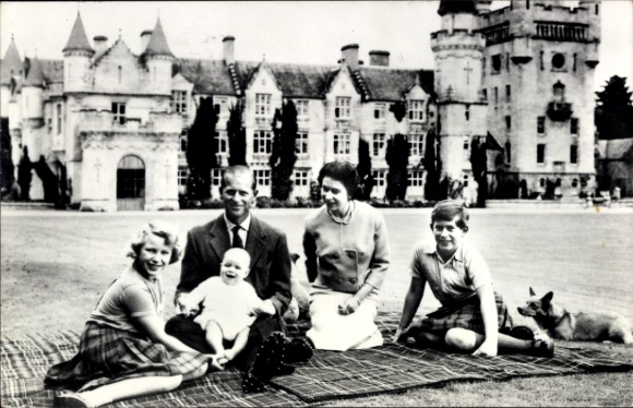 Ak Britisches Königshaus, Königin Elisabeth II. und Prinz Philip, Porträt mit Kindern