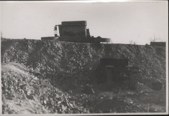 Original Foto Berlin Friedrichshain, Bunkerberg im Volkspark Friedrichshain, um 1946, ca. 12x17 cm