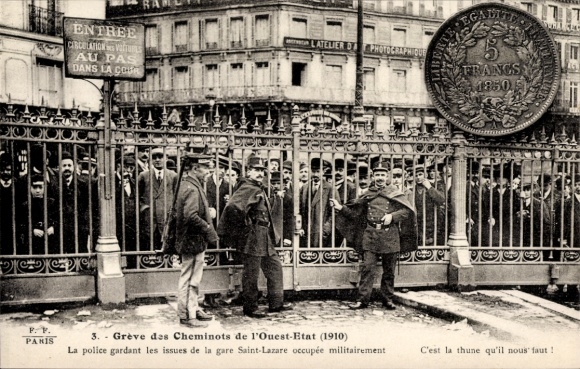 Ak Paris, La Gare Saint Lazare, Greve des Cheminots de l'Ouest Etat 1910, Police, Eisenbahnerstreik