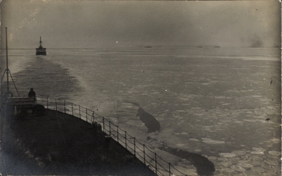 Foto Ak deutsches Kriegsschiff Hessen in der Fahrrinne nach Reval Tallinn, Dampfer Levehard