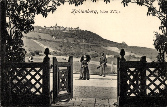 Ak Wien 19. Döbling Kahlenbergerdorf,  zwei Personen, Landschaft, Bäume, Tor