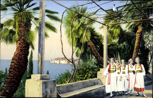 Ak Dubrovnik Kroatien, Palmen, Meer, vier Frauen in Trachten, Dubrovnik im Hintergrund